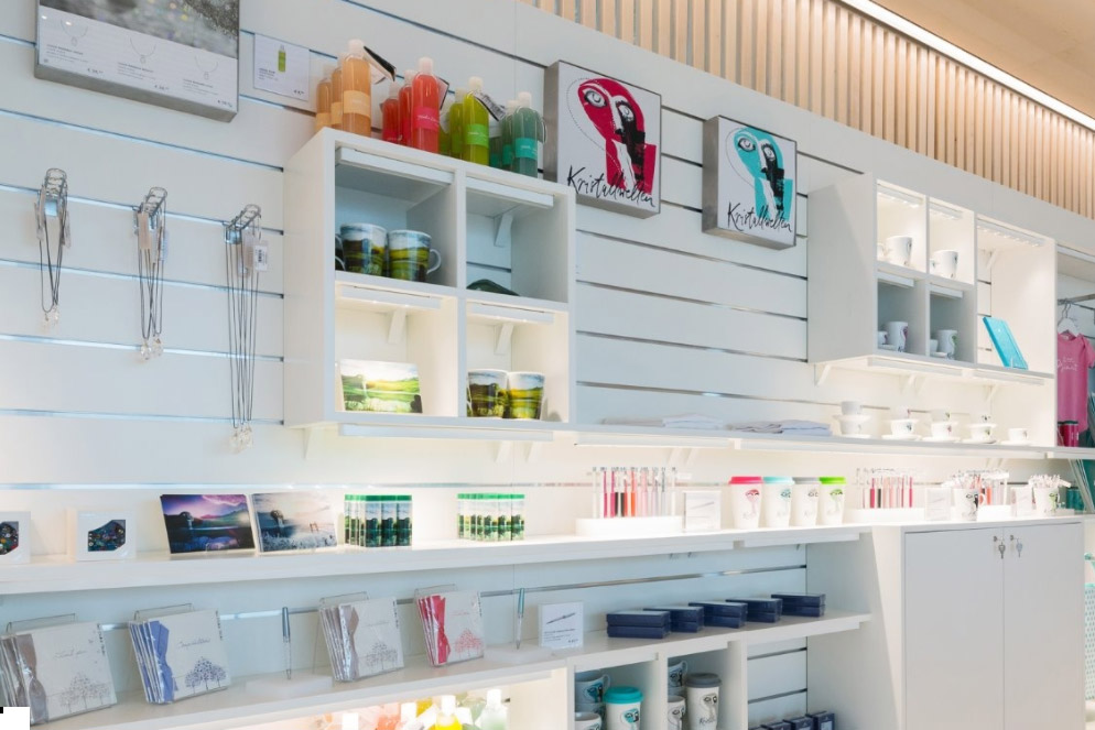 Spacewall Lamellenwand in einer Apotheke