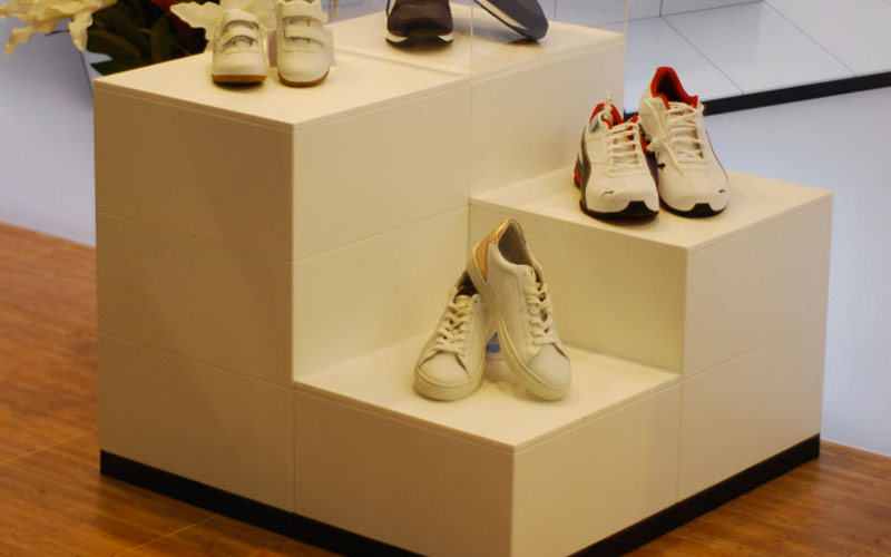 Schuhpräsentation auf Podest