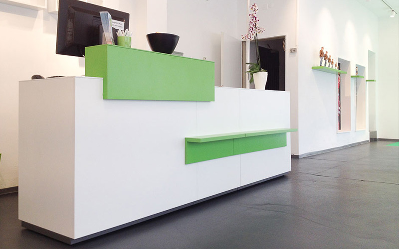 Ladentheke mit Ablage